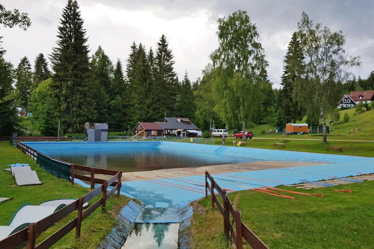 Enjoyharrachov - Atraktivni Slunny Klimatizovany Apartman 14 V Centru Harrachova Se Saunou, Parkovanim, Wifi-Wlan, Sat, Herni Konzoli, Pc S Win 10, Netflix Zdarma A Moznosti Dobijeni Auta S Jedinecnym Vyhledem Na Certovu Horu Se Skokanskymi Mustky Luaran gambar