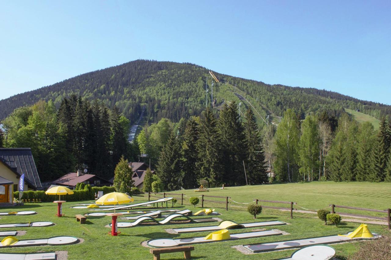 Enjoyharrachov - Atraktivni Slunny Klimatizovany Apartman 14 V Centru Harrachova Se Saunou, Parkovanim, Wifi-Wlan, Sat, Herni Konzoli, Pc S Win 10, Netflix Zdarma A Moznosti Dobijeni Auta S Jedinecnym Vyhledem Na Certovu Horu Se Skokanskymi Mustky Luaran gambar
