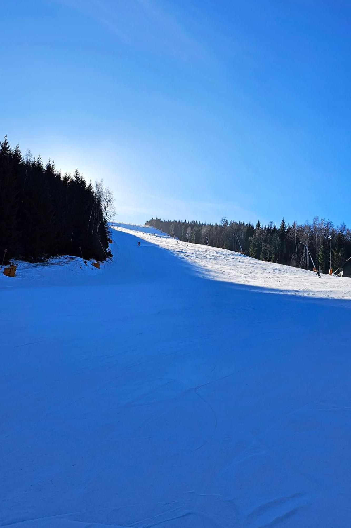 Enjoyharrachov - Atraktivni Slunny Klimatizovany Apartman 14 V Centru Harrachova Se Saunou, Parkovanim, Wifi-Wlan, Sat, Herni Konzoli, Pc S Win 10, Netflix Zdarma A Moznosti Dobijeni Auta S Jedinecnym Vyhledem Na Certovu Horu Se Skokanskymi Mustky Luaran gambar