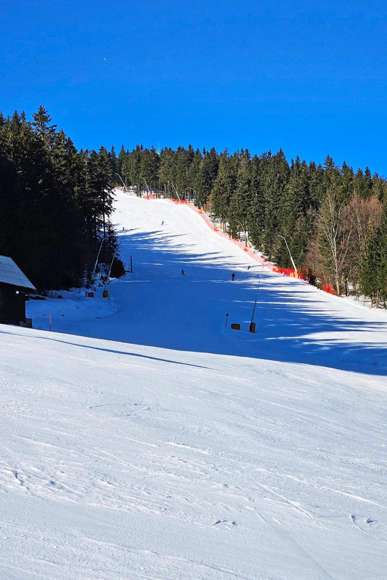 Enjoyharrachov - Atraktivni Slunny Klimatizovany Apartman 14 V Centru Harrachova Se Saunou, Parkovanim, Wifi-Wlan, Sat, Herni Konzoli, Pc S Win 10, Netflix Zdarma A Moznosti Dobijeni Auta S Jedinecnym Vyhledem Na Certovu Horu Se Skokanskymi Mustky Luaran gambar
