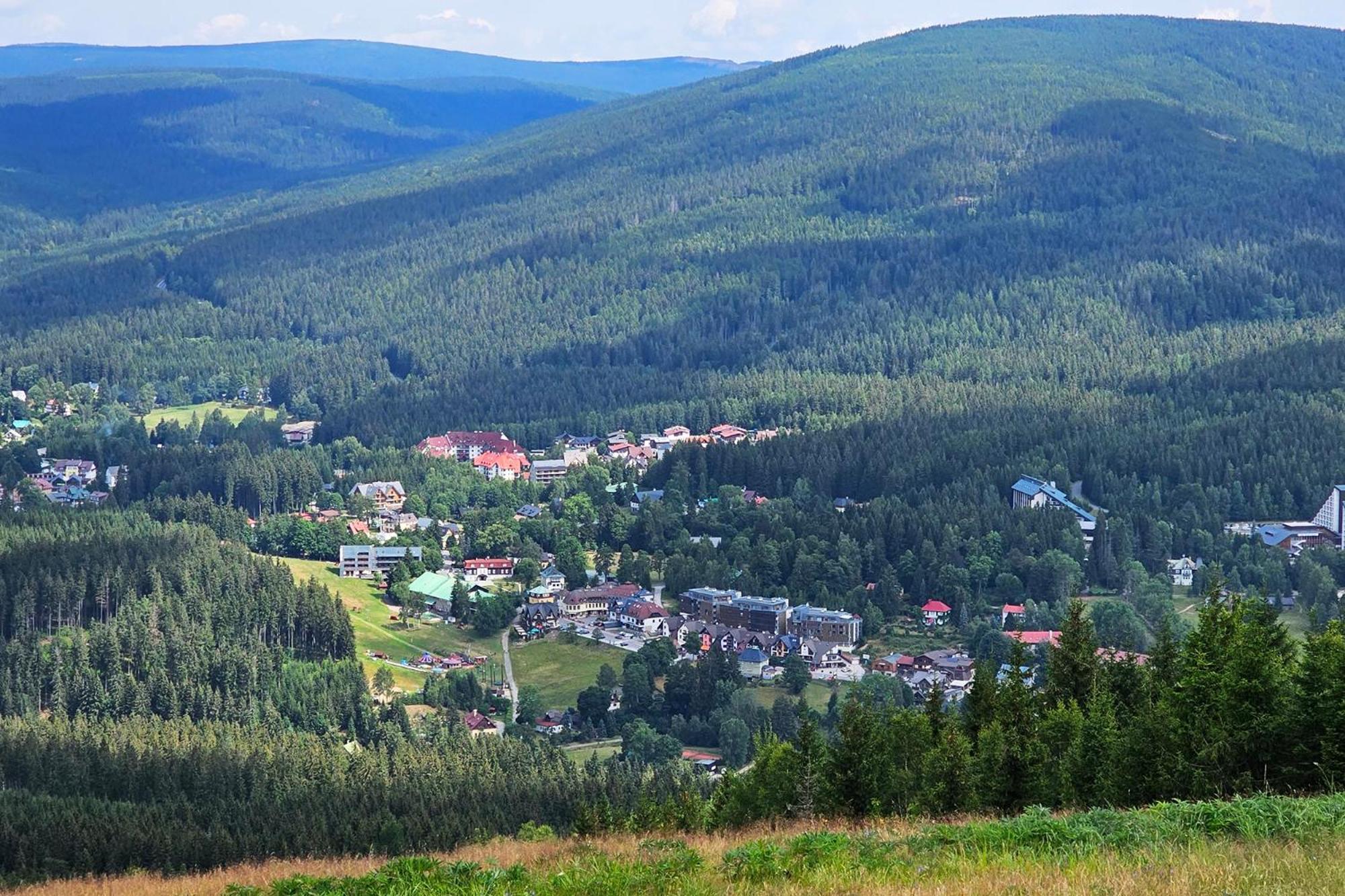 Enjoyharrachov - Atraktivni Slunny Klimatizovany Apartman 14 V Centru Harrachova Se Saunou, Parkovanim, Wifi-Wlan, Sat, Herni Konzoli, Pc S Win 10, Netflix Zdarma A Moznosti Dobijeni Auta S Jedinecnym Vyhledem Na Certovu Horu Se Skokanskymi Mustky Luaran gambar