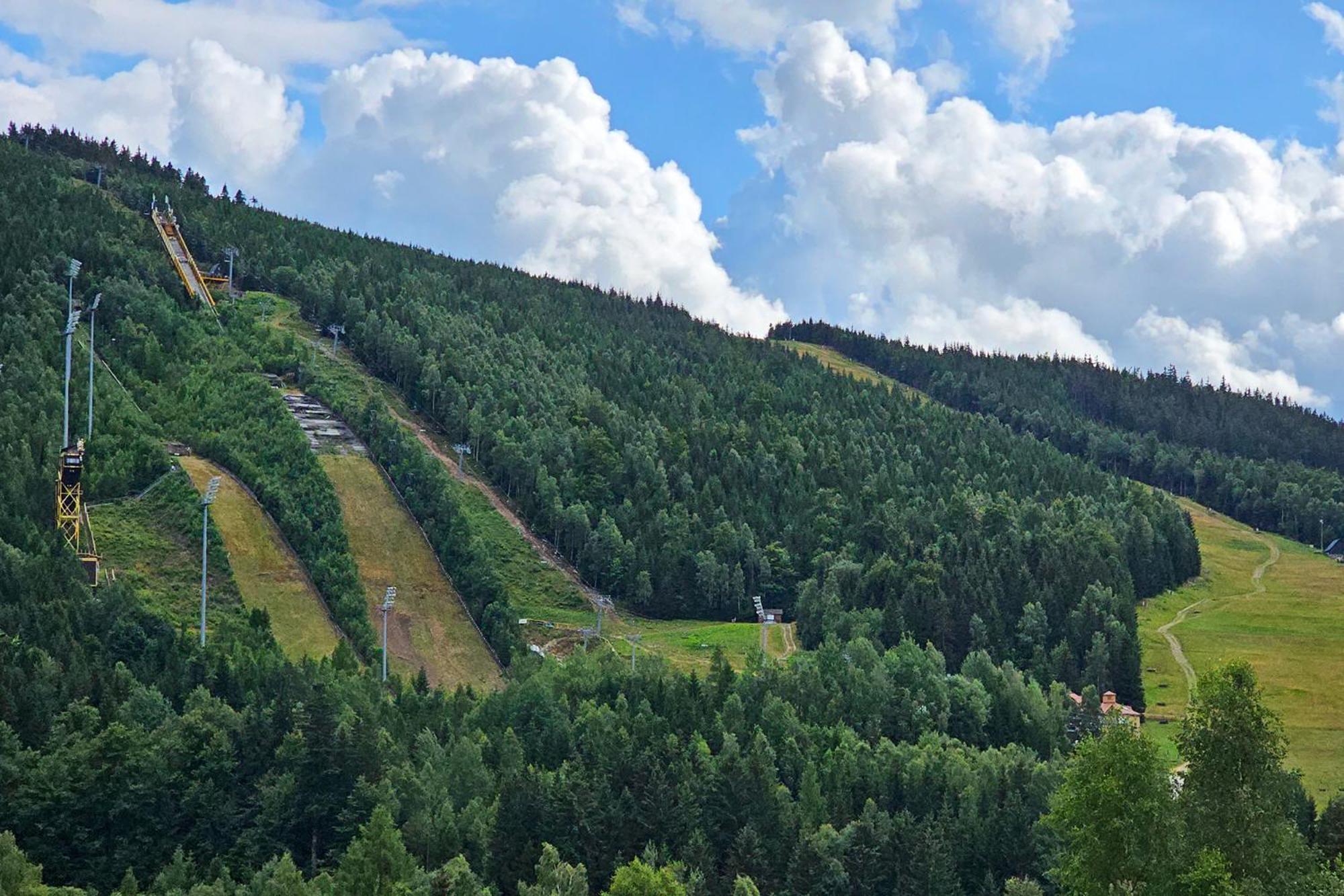 Enjoyharrachov - Atraktivni Slunny Klimatizovany Apartman 14 V Centru Harrachova Se Saunou, Parkovanim, Wifi-Wlan, Sat, Herni Konzoli, Pc S Win 10, Netflix Zdarma A Moznosti Dobijeni Auta S Jedinecnym Vyhledem Na Certovu Horu Se Skokanskymi Mustky Luaran gambar