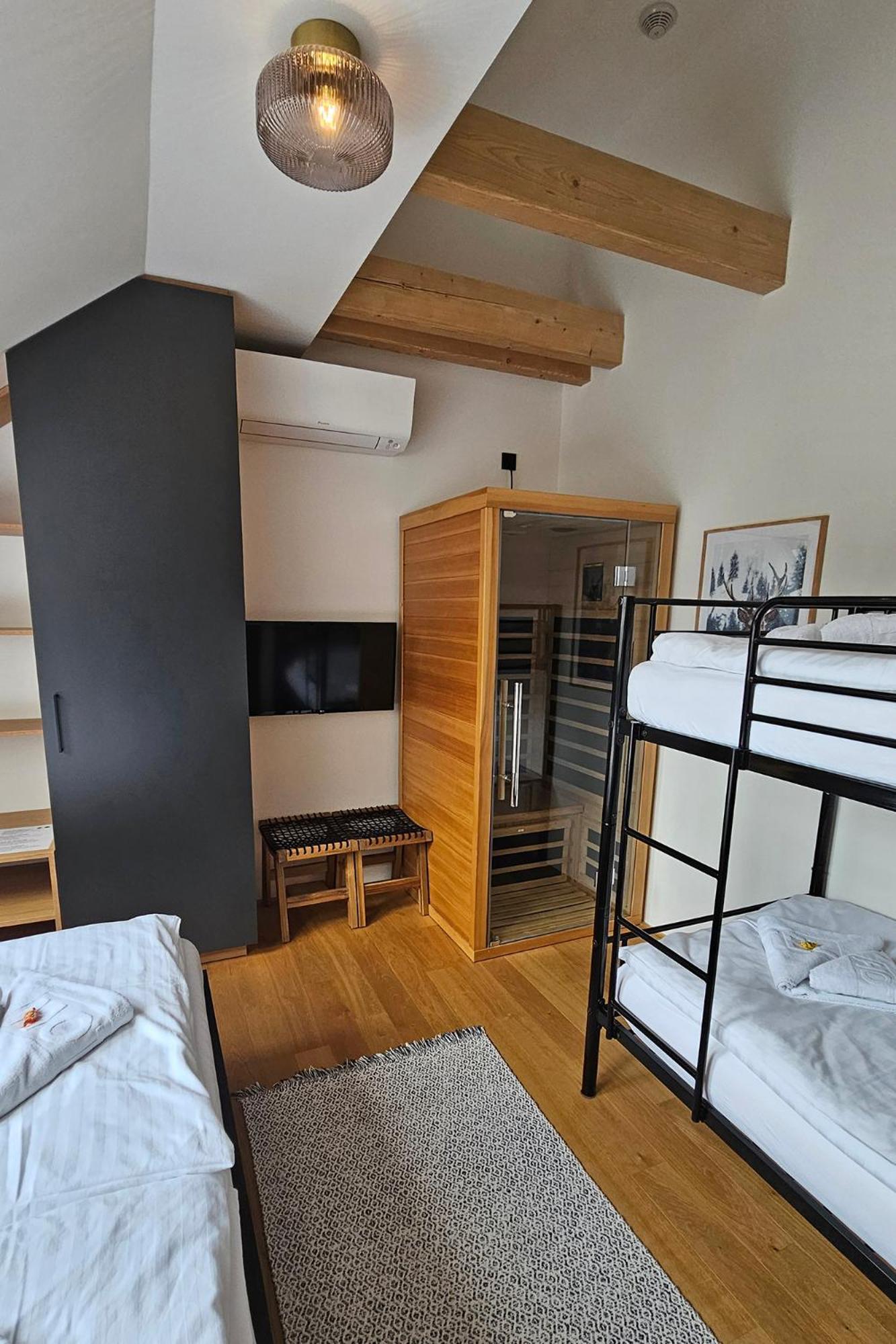 Enjoyharrachov - Atraktivni Slunny Klimatizovany Apartman 14 V Centru Harrachova Se Saunou, Parkovanim, Wifi-Wlan, Sat, Herni Konzoli, Pc S Win 10, Netflix Zdarma A Moznosti Dobijeni Auta S Jedinecnym Vyhledem Na Certovu Horu Se Skokanskymi Mustky Luaran gambar